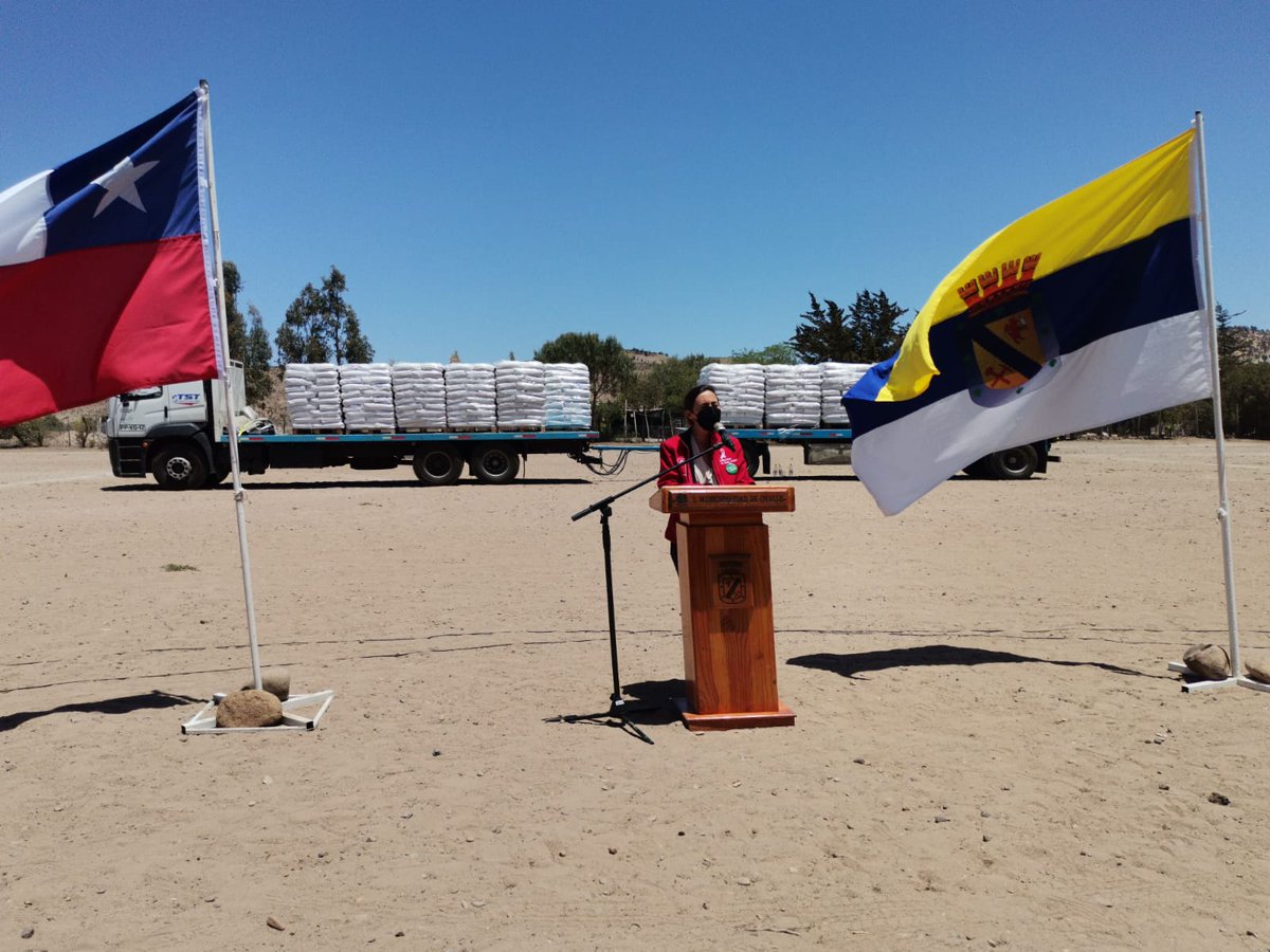 Indap_coquimbo's tweet photo. En #Ovalle con la presencia de Ministra @meryundurraga, Delegado Presidencial @ignaciopinto y DirReg @josepulvedalara estamos beneficiando a9⃣5⃣productores ganaderos del sector de #Chalinga con alimentación para sus animales🐐🐑
¡Nos desplegamos por toda la #RegiónDeCoquimbo! https://t.co/hP5bJ5qxBF