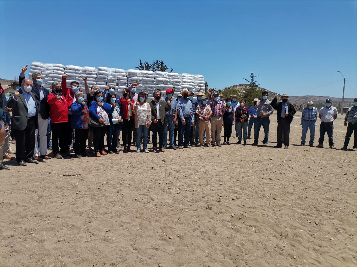 Indap_coquimbo's tweet photo. En #Ovalle con la presencia de Ministra @meryundurraga, Delegado Presidencial @ignaciopinto y DirReg @josepulvedalara estamos beneficiando a9⃣5⃣productores ganaderos del sector de #Chalinga con alimentación para sus animales🐐🐑
¡Nos desplegamos por toda la #RegiónDeCoquimbo! https://t.co/hP5bJ5qxBF