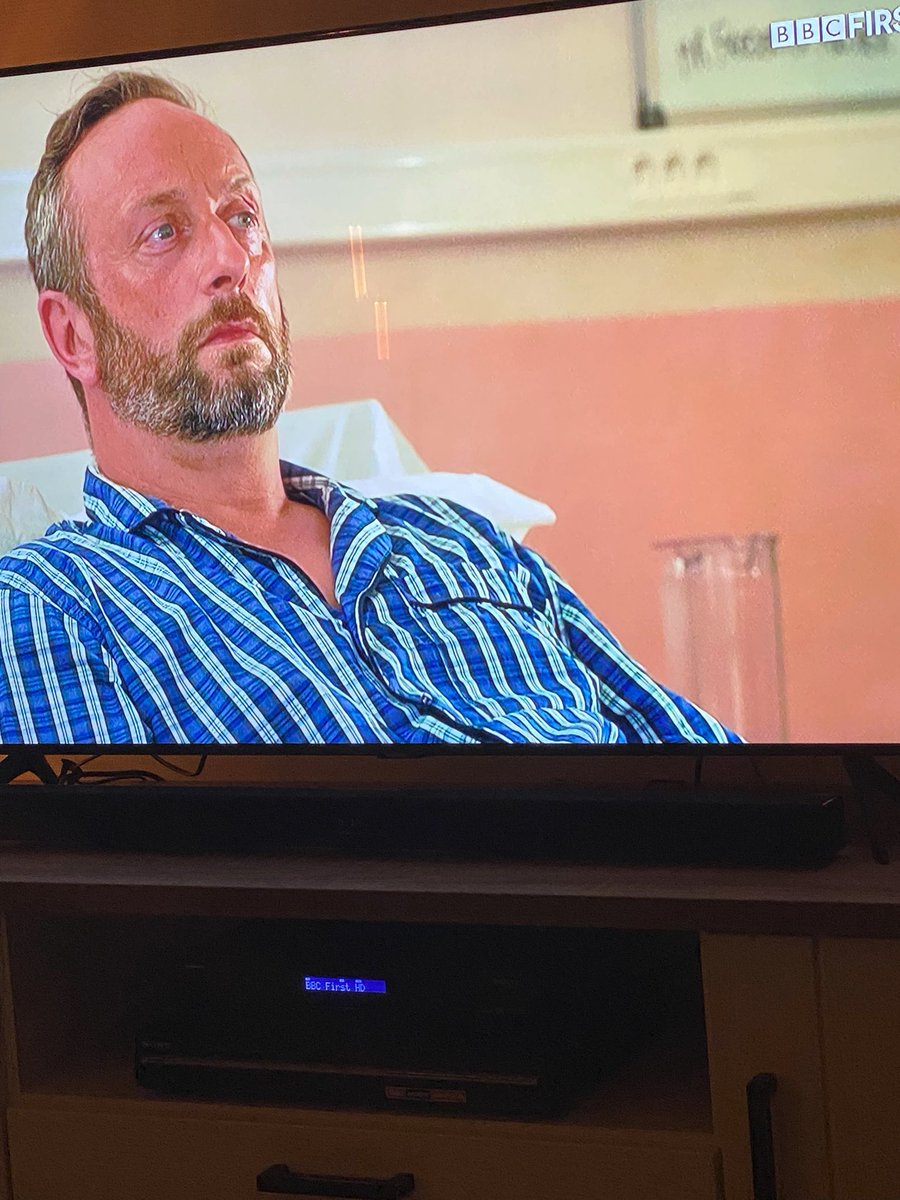 Kijk nou, Hugo de Jonge heeft een bijbaantje. Hij doet mee in een aflevering van “Death in Paradise” 😃