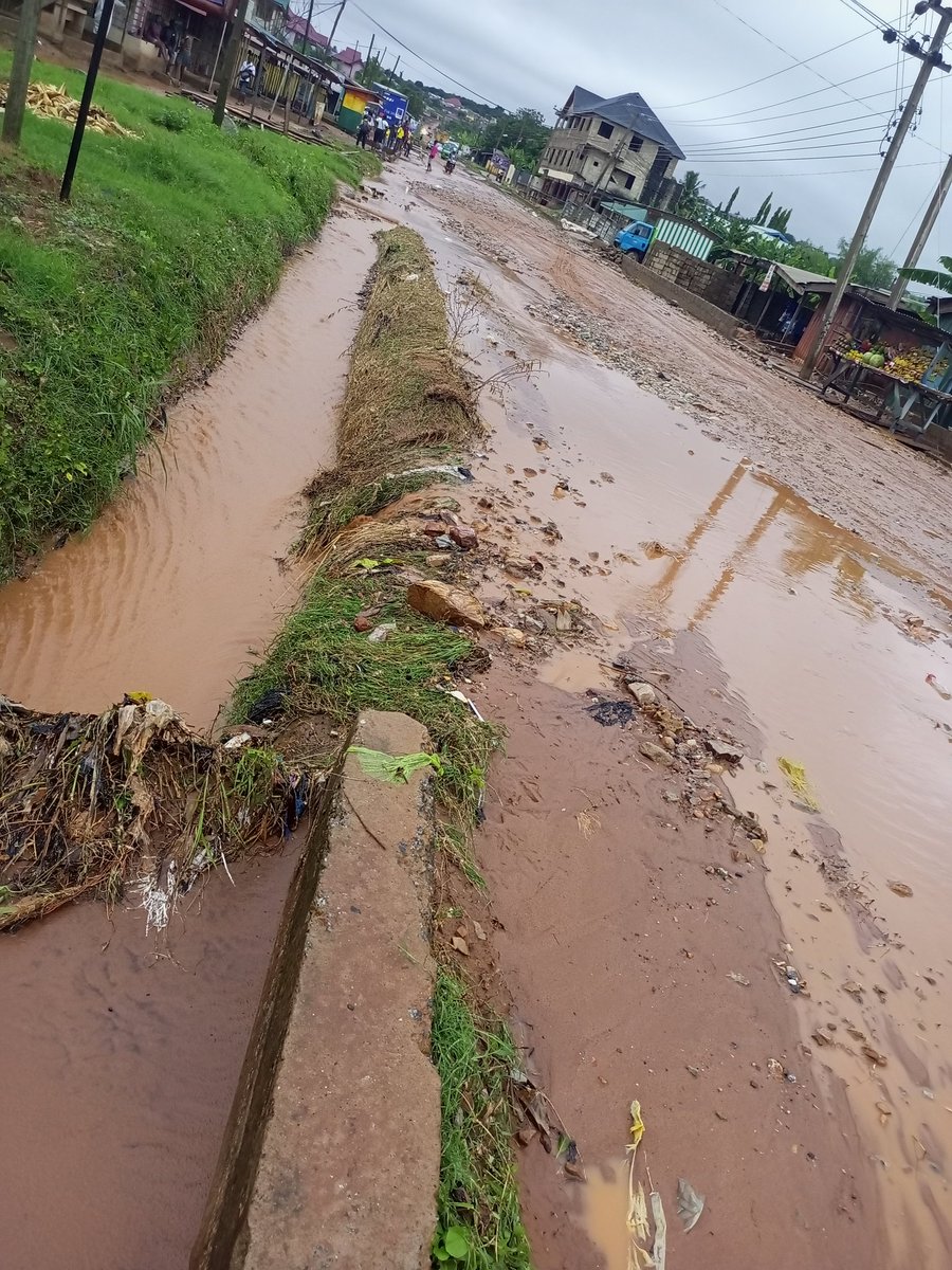 Senanu_f's tweet photo. Amamorley to Asofan/Ofankor road, 5 seconds walk to the Ga North municipal.... this is just a small portion of the sorry state of the road...
#Camon17 https://t.co/jPNl25fG4g