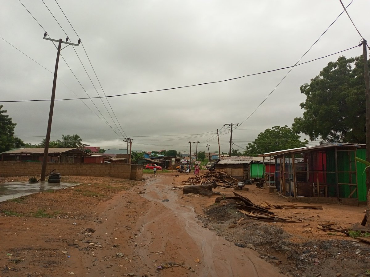 Senanu_f's tweet photo. Amamorley to Asofan/Ofankor road, 5 seconds walk to the Ga North municipal.... this is just a small portion of the sorry state of the road...
#Camon17 https://t.co/jPNl25fG4g