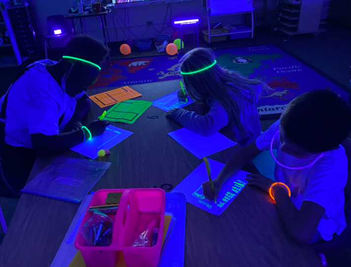 MillerEduLeader's tweet photo. Check out Glow Day in 5th grade Math! @BeckyParker_WE @UCPSNC @AngelaFoster71 @AGHoulihan @Renee_McKinnon1 @SusanRodgersS4 Problem-solving and academic language to explain our thinking! https://t.co/lncWuIvJhm