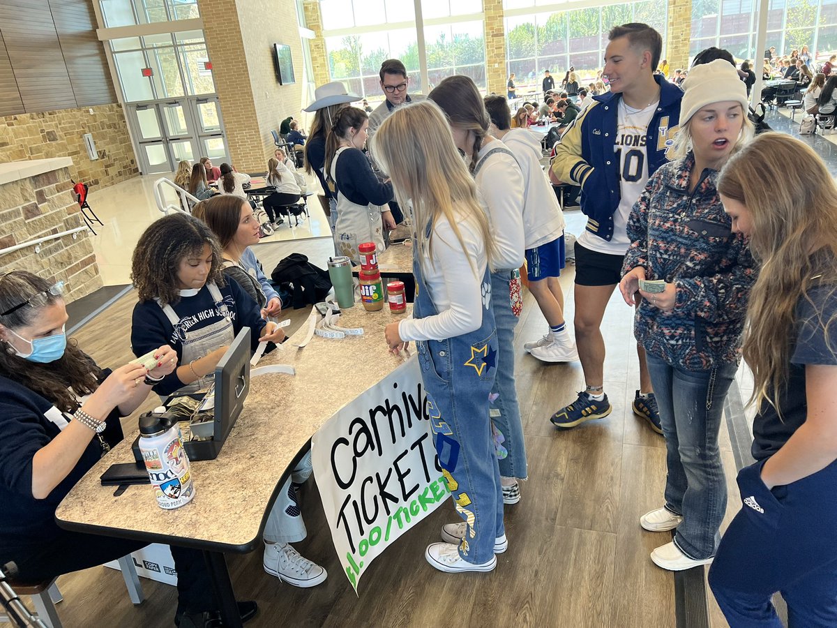 MontgomeryISD's tweet photo. #CarnivalattheCreek today supporting all @LakeCreekHS clubs and organizations! A fun and interactive way to raise $ for student organizations, while advertising all the clubs that are available for students to join! It’s a great day to be a Lake Creek Lion!#WeAreMontgomeryISD https://t.co/BHtojR3LSE