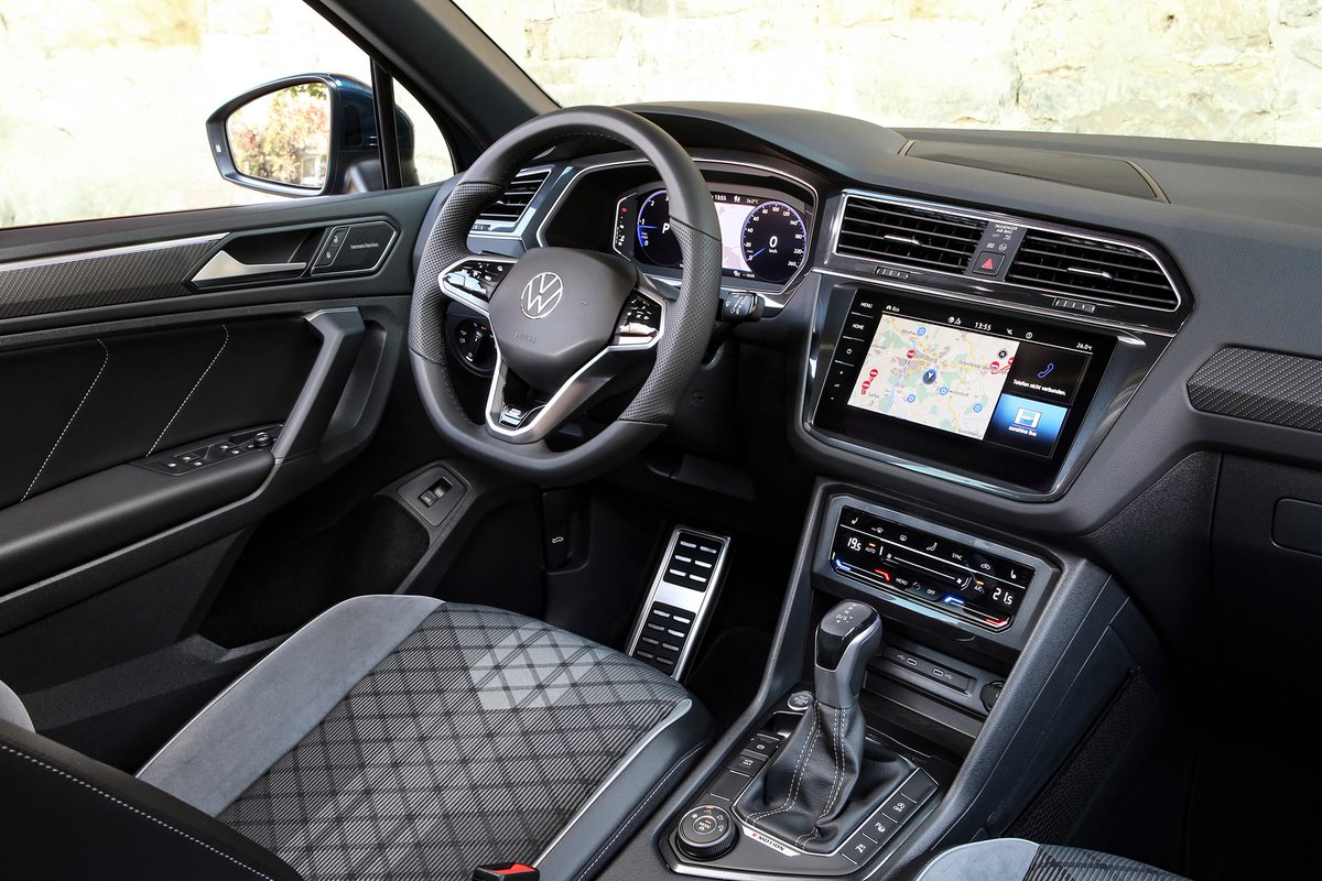 VWMConde's tweet photo. Tenemos constancia que presumes de ser el mayor experto de Volkswagen ¡Vamos a ponerte a prueba! ¿Sabes frente a qué #VW estás 😏?
1️⃣ Tiguan R.
2️⃣ Arteon R. https://t.co/XWl5e8vdh8