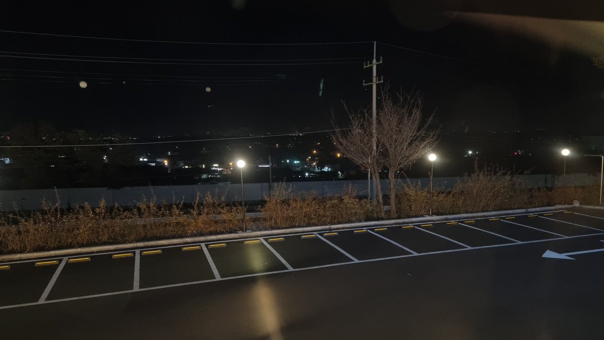 jiwonhouse's tweet photo. #폴콘
저 멀리 삼실 간판이 초록색으로 빛나고 있음 ㅋ https://t.co/7dNbQcIzQH