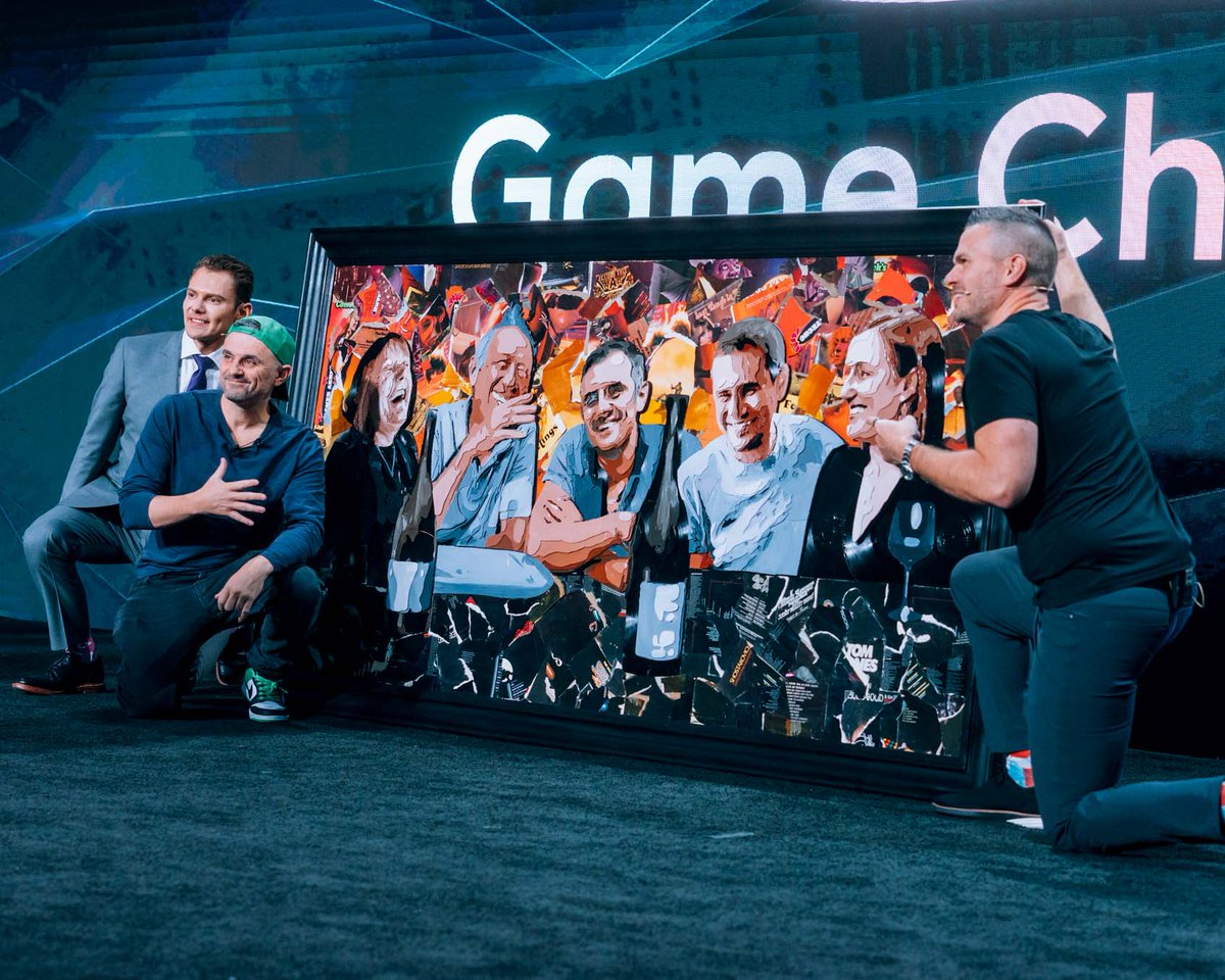 CrispGrowth's tweet photo. Talk about the power of ✨ giftology ✨

Our very own @mmogill commissioned a one-of-a-kind painting of @garyvee and his beautiful family by the talented Lindsay Wanner. You never know what to expect next at the Game Changers Summit!
#crispsummit https://t.co/hdUSD0ZkvR