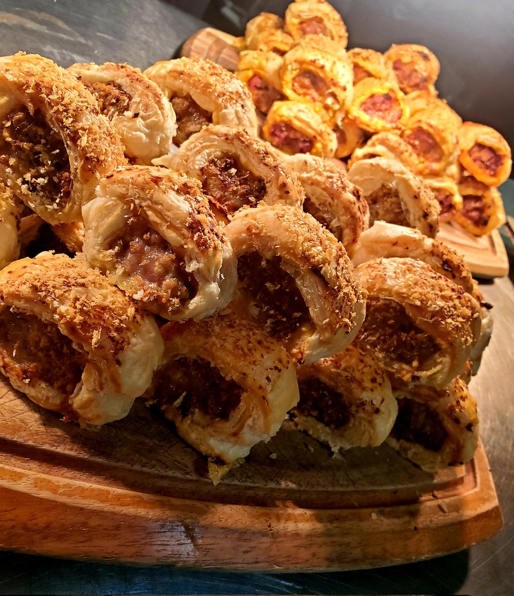 leopardjoules's tweet photo. Quick, Sausages Rolls are on the bar!!

Flavours are:

Pork and Herb
Hoi-Sin 
Pepperoni pizza https://t.co/rriSjLaXh1