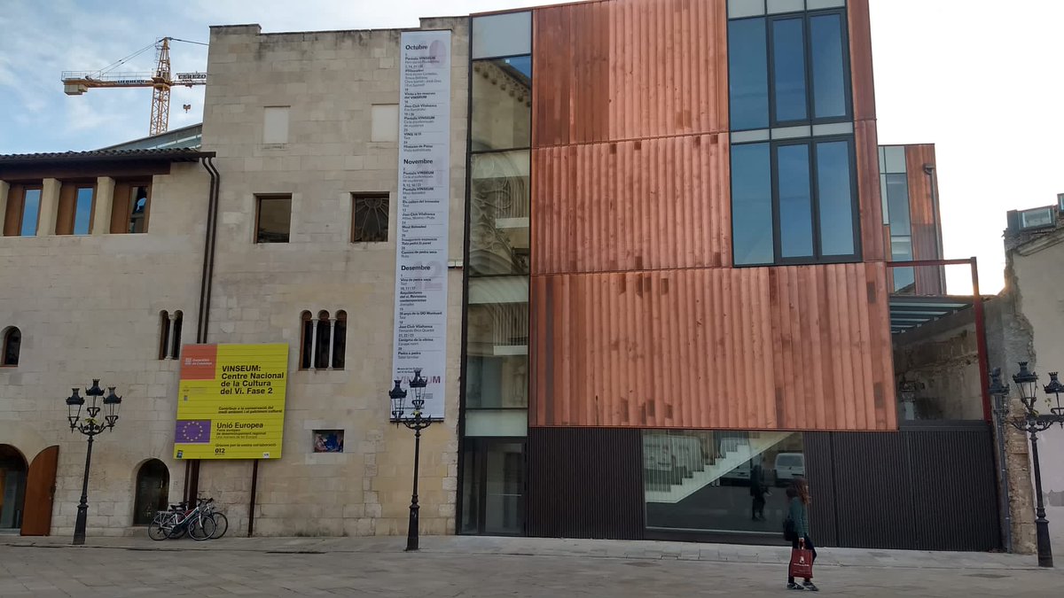 vinseum's tweet photo. Avui és el primer dia que es pot veure tota la façana del nou museu. Un projecte de l'arquitecte Santi Vives que continua millorant l'equipament de #Vinseum i que cada vegada llueix més. Ben aviat tindrem més novetats!  #ensagradamolt #projectesdefutur #Vilafranca #CapitaldelVi https://t.co/yWQo2qd0P0