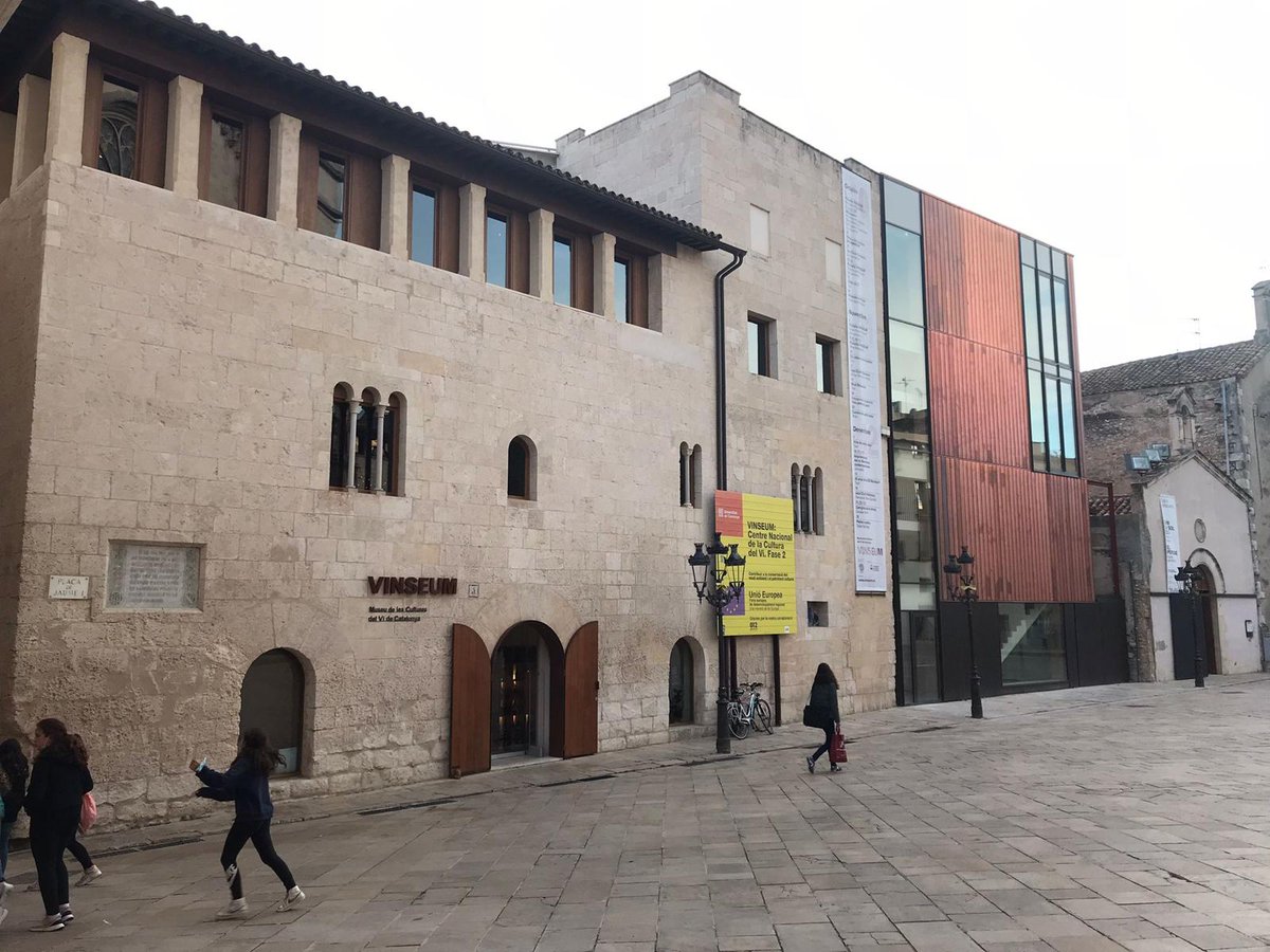 vinseum's tweet photo. Avui és el primer dia que es pot veure tota la façana del nou museu. Un projecte de l'arquitecte Santi Vives que continua millorant l'equipament de #Vinseum i que cada vegada llueix més. Ben aviat tindrem més novetats!  #ensagradamolt #projectesdefutur #Vilafranca #CapitaldelVi https://t.co/yWQo2qd0P0