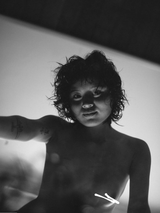 Love these soft reflections. Will tag photographer eventually  #nude #model https://t.co/tJUUvuSHzi<a href="/tag/model"class="tags"><span>#model</span></a><a href="/tag/nude"class="tags"><span>#nude</span></a>