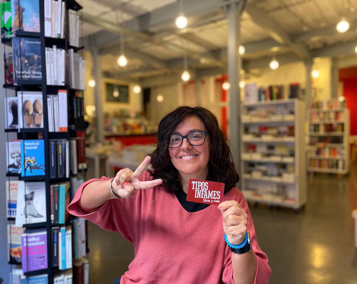 Librosimportan's tweet photo. Así de feliz posa @EvaMorenorojas después de canjear su cheque regalo en @tiposinfames como ganadora del #MatildasyBastianes de @librosimportan #Capítulouno. ¡Disfruta de la lectura, Eva! @Atrapavientos @mataderomadrid  @CasaLector @todostuslibros_ #librosqueimportan 📚 https://t.co/wA52vL503z