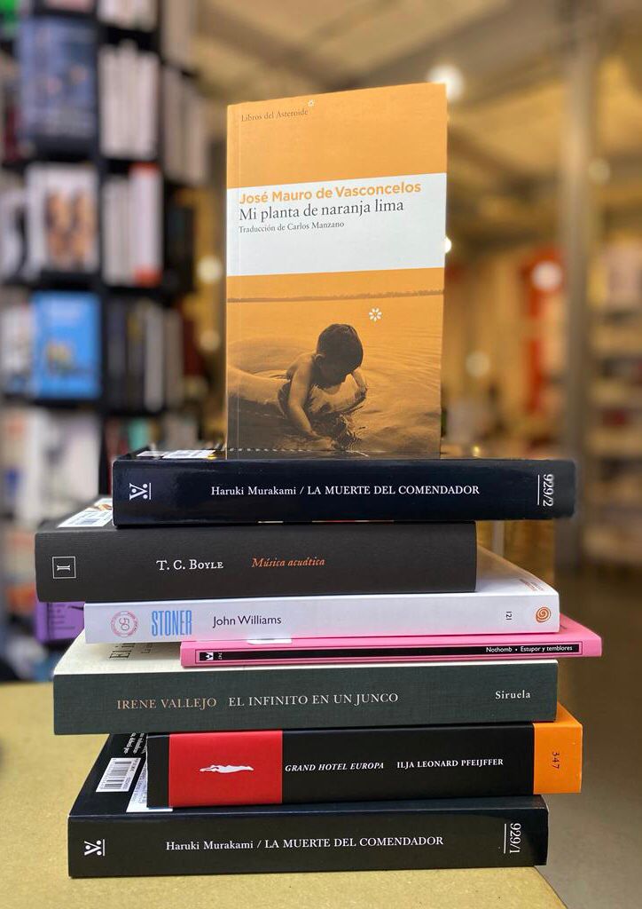 Librosimportan's tweet photo. Así de feliz posa @EvaMorenorojas después de canjear su cheque regalo en @tiposinfames como ganadora del #MatildasyBastianes de @librosimportan #Capítulouno. ¡Disfruta de la lectura, Eva! @Atrapavientos @mataderomadrid  @CasaLector @todostuslibros_ #librosqueimportan 📚 https://t.co/wA52vL503z