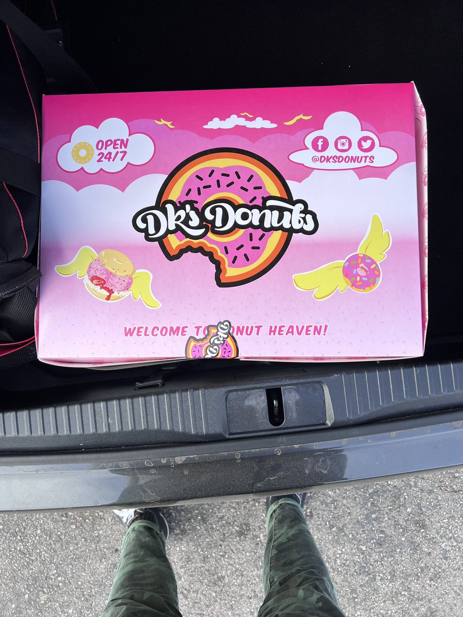 JoeKtownCha's tweet photo. Wonder if, @VeniceMase DoorDashed #DKDonuts last night after the @Lakers loss 🤔🍩💯?? @LAIreland @BergmanGreg @JABcamLA @CMMSpectrum @ESPNLosAngeles https://t.co/iFSRxzAePx