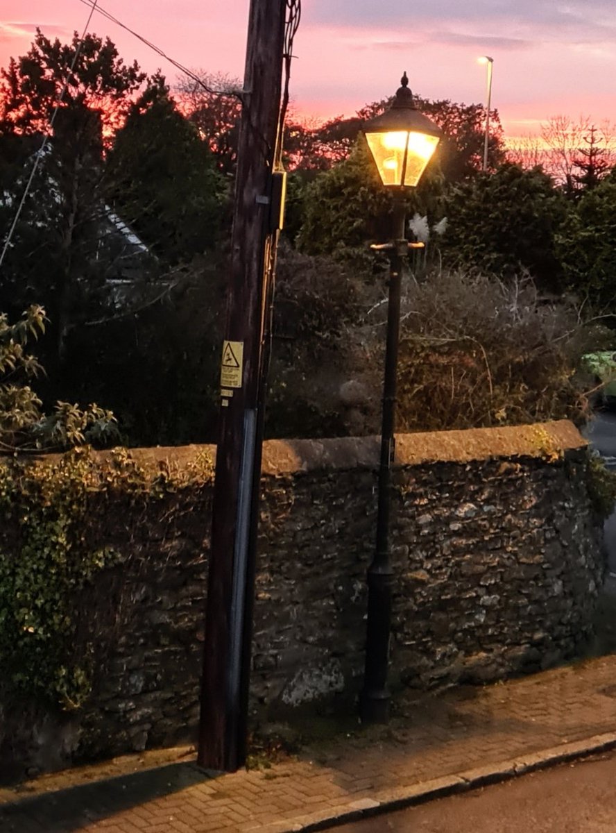 real_reading's tweet photo. Looking out of my window. What a lovely view tonight. What do you see from your window? #roomwithaview https://t.co/6Jcuk4SJyz