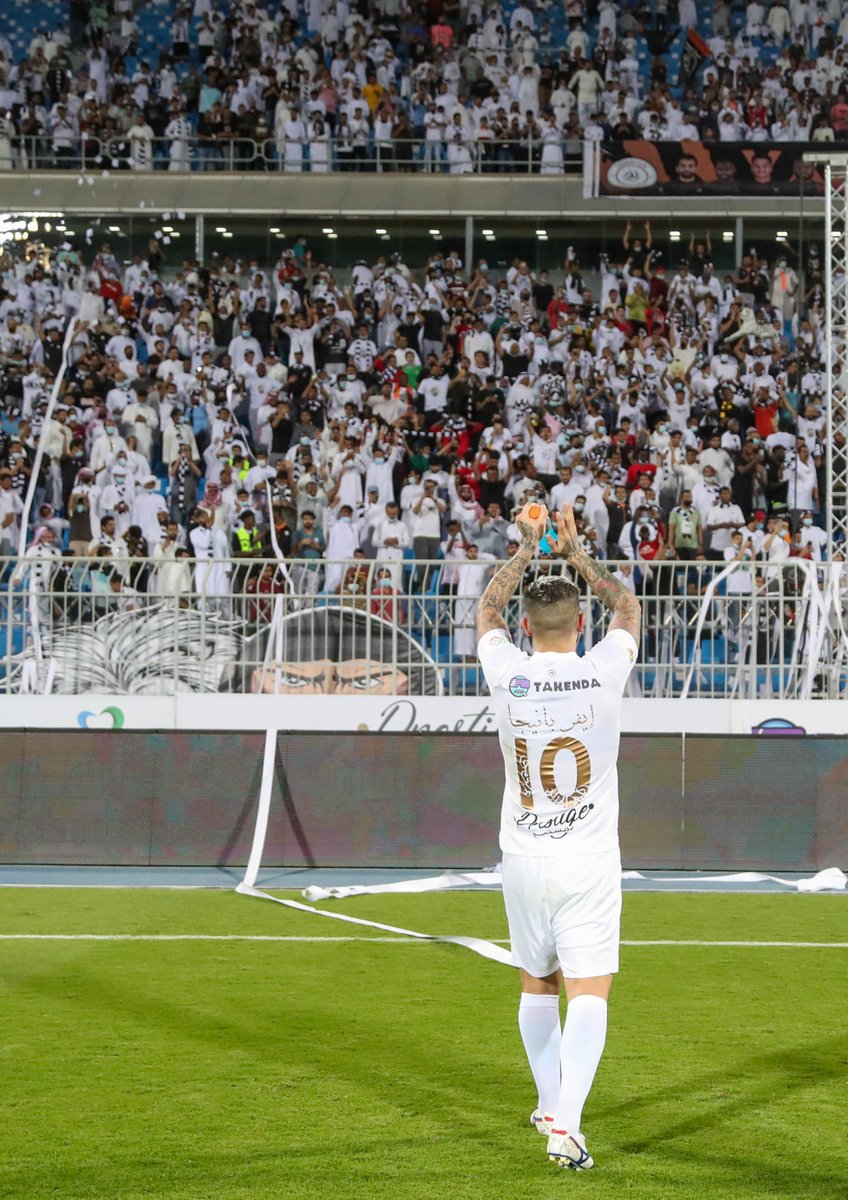 SPL's tweet photo. القائد @Ever10Banega يُحيي أنصاره بعد الانتصار 👏🤍

#الشباب https://t.co/AXHgv5teNJ