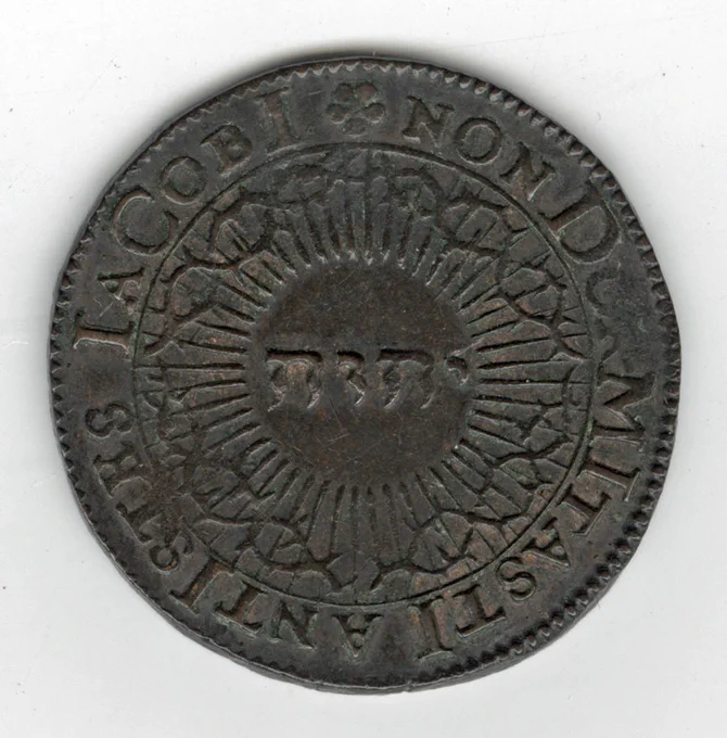 The reverse side of the coin bears the tetragrammaton (the name of God in Hebrew) in a circle of thorns, with the inscription ‘NON DORMITASTI ANTISTES IACOBI’ (You (i.e. God), the keeper of James, have not slept), a paraphrase of Psalm 121.
