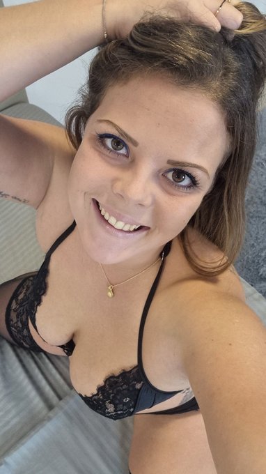 Huhu meine Lieben 😘 Wundersch&ouml;nen Start in das Wochenende! Ich hoffe ihr k&ouml;nnt es genie&szlig;en!  Ich bin<a href="/tag/cute"class="tags"><span>#cute</span></a><a href="/tag/kiss"class="tags"><span>#kiss</span></a><a href="/tag/brownhair"class="tags"><span>#brownhair</span></a><a href="/tag/haveaniceday"class="tags"><span>#haveaniceday</span></a><a href="/tag/locken"class="tags"><span>#locken</span></a>