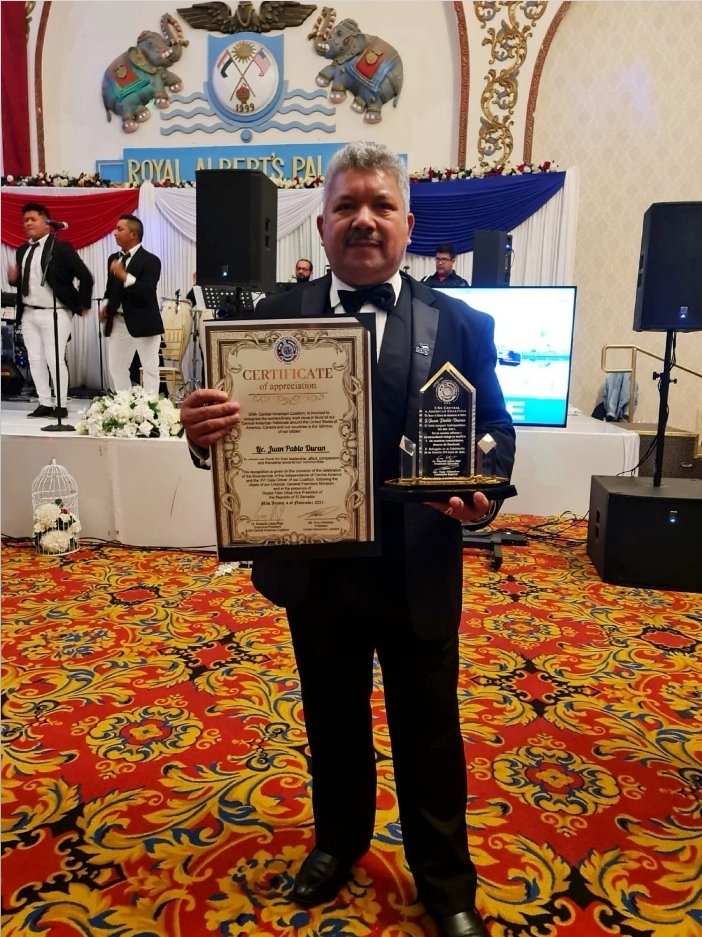 GGallegos24's tweet photo. Quiero felicitar al Presidente de @BANDESAL, @JuanPabloDuranE, quién recibió el reconocimiento de «Banquero Centroamericano 2021» de parte del Central American Coalition, en New Jersey, EEUU. https://t.co/7pSwUvumCd