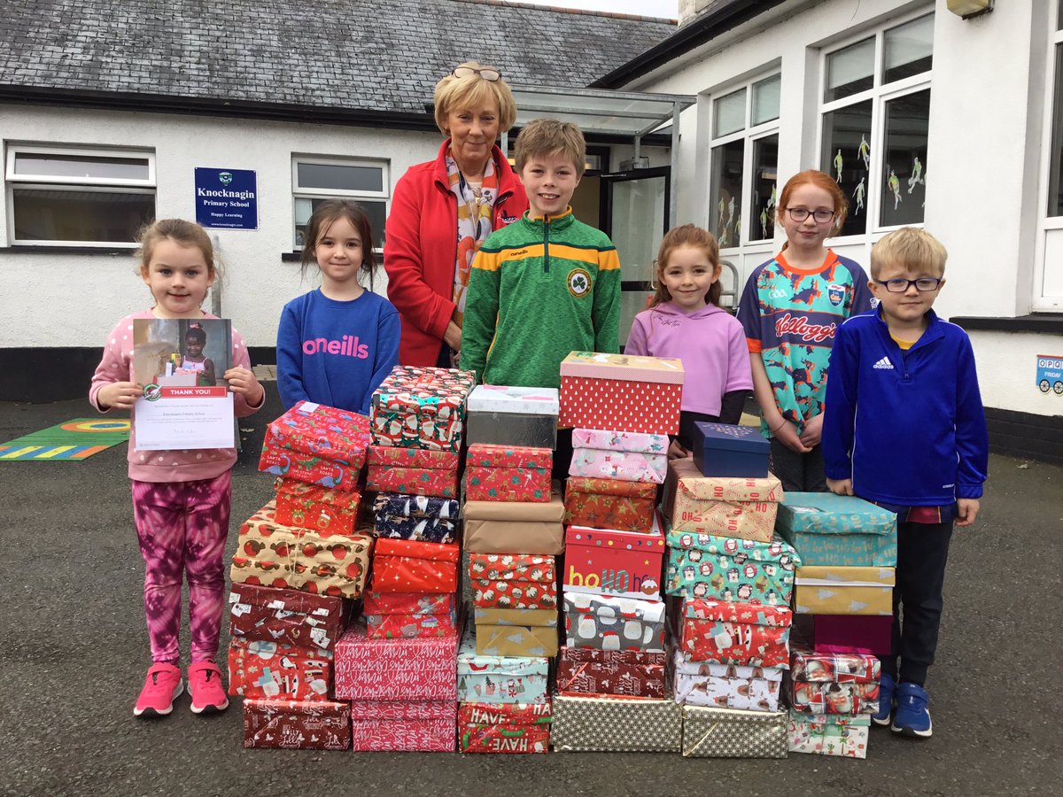 Knocknaginps's tweet photo. Our School Council representatives were delighted to present Beth from @SamaritansPurse with 38 beautiful shoeboxes today 🎁 
Thanks for all your generosity @FKnocknagin 
https://t.co/xNy68AazJR https://t.co/HAaVNpwMyf