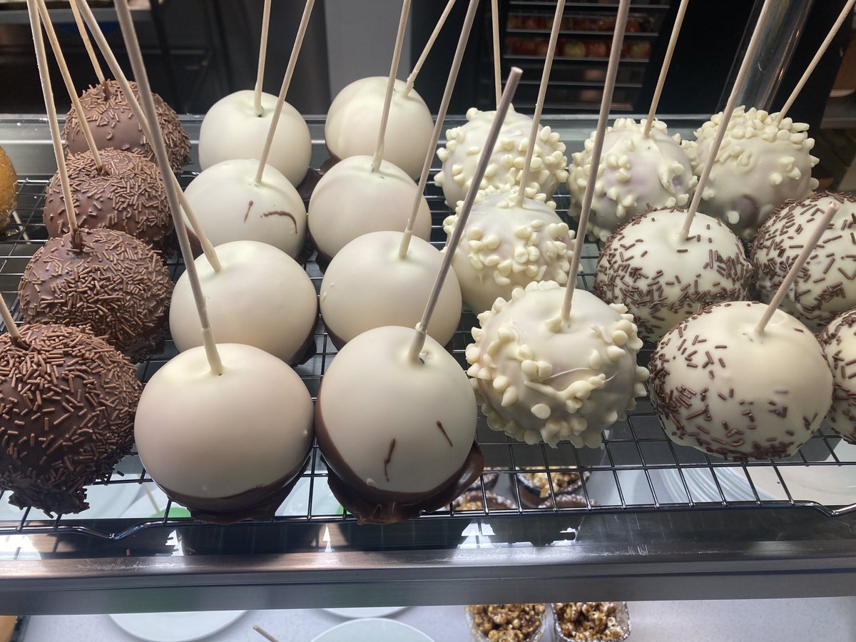 ChefRobWilliams's tweet image. Which toffee/chocolate apple would you choose? @RydalPenrhos @HolroydHowe @Traceykeane123