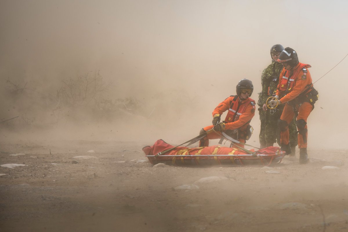 JRCCTrentCCCOS's tweet photo. Aux confins du #Canada, des hélicoptères évacuent les gens en péril loin du danger. Avec ses #PartenairesR&S par-delà les frontières du pays, des provinces et des territoires, l’@ARC_RCAF s’entraîne constamment afin d’accroître le taux de succès de ses missions. #435Esc #424Esc https://t.co/7JAWchI6Uu