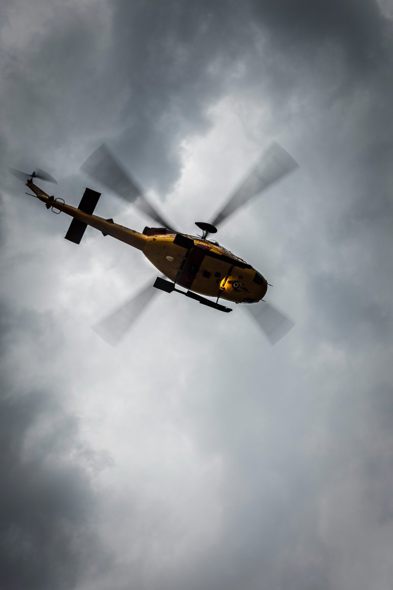JRCCTrentCCCOS's tweet photo. Aux confins du #Canada, des hélicoptères évacuent les gens en péril loin du danger. Avec ses #PartenairesR&S par-delà les frontières du pays, des provinces et des territoires, l’@ARC_RCAF s’entraîne constamment afin d’accroître le taux de succès de ses missions. #435Esc #424Esc https://t.co/7JAWchI6Uu