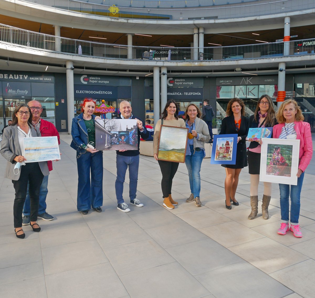 EsteparkCs's tweet photo. Entrega de los cuadros y fotografías de la #subastabenéfica organizada en el MUSEO EFÍMERO de #Estepark y #LaBohemia.
Y hemos tenido la suerte de contar con algunos de sus creadores como #EloisaAldàs #CarmenCapdevila y #MariCarmenAldàs.
#FunFoundation recibirá la recaudación. https://t.co/MNJST7PQJT
