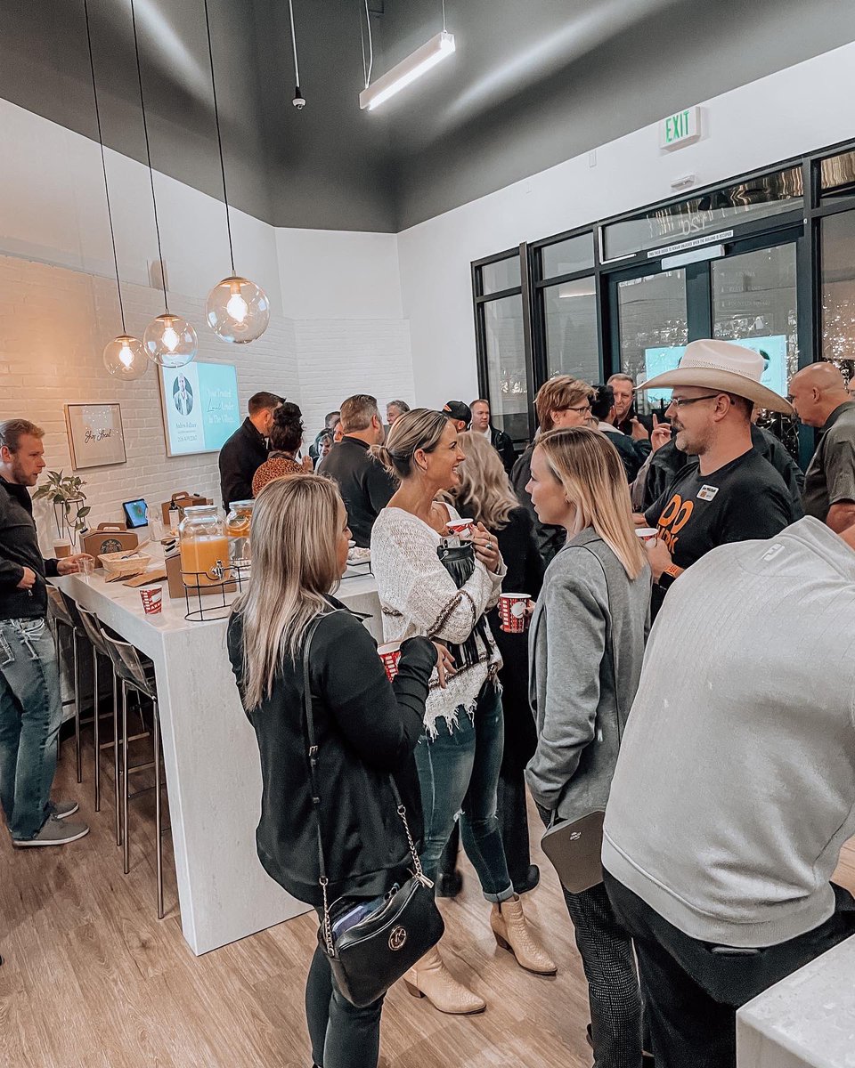 WVBKMeridian's tweet photo. ✨First Friday✨
Hosted By: Willamette Valley Bank

Thank you to all of the @meridianchamber members for coming to see our new location. 🤝We loved meeting all of you and look forward to connecting further! 
#liveLENDlocal #WhyWVBK #MeridianIdaho #MeridianChamber https://t.co/JirJOZwsMX