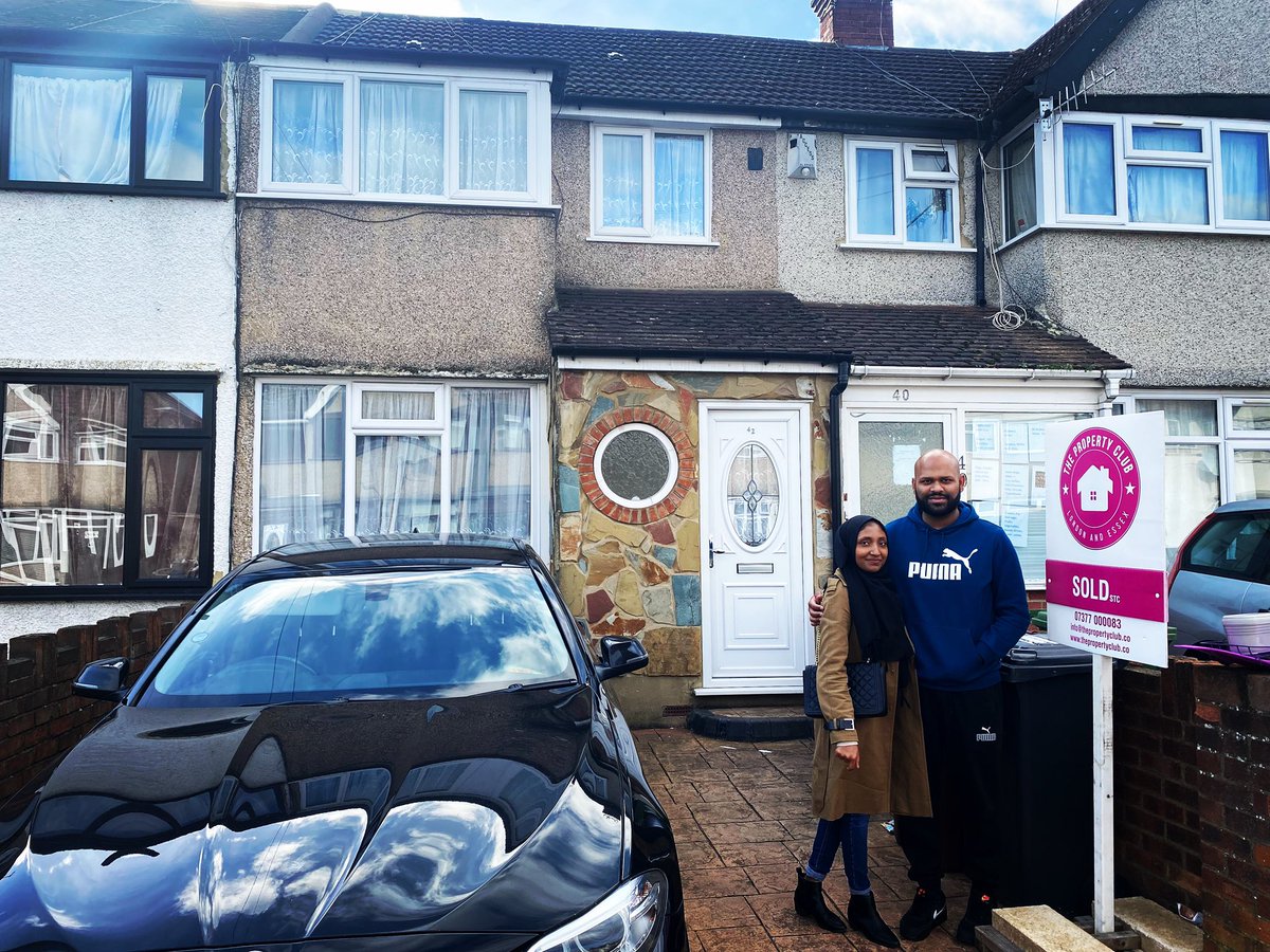 Officially homeowners! 🏠🔑🙌

We couldn’t be happier to finally hand over the keys, big congrats to both Mohammed and Fojila. 😊🤟

#firsttimebuyer #homeownership #Dagenham #thepropertyclub #sold #dagenhamproperty #essexproperty