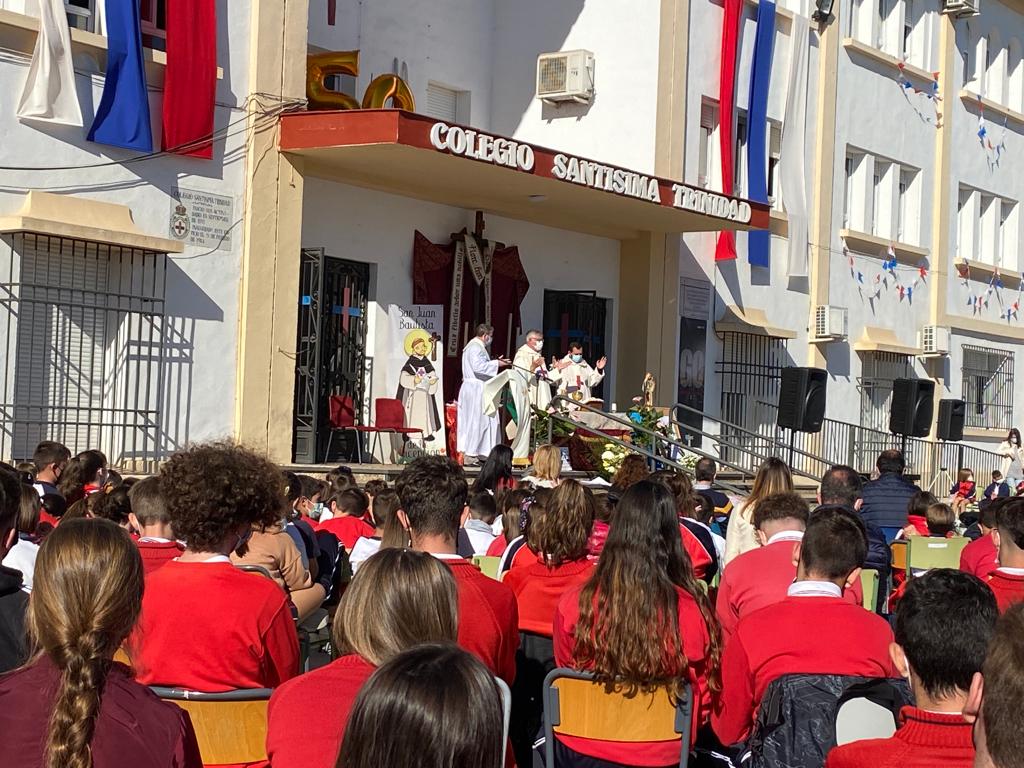 trinitariosCO's tweet photo. Arrancan los actos conmemorativos del 50 aniversario de @trinitariosCO @centrosFEST 
Celebramos la eucaristía dando gracias a Dios Trinidad por todos estos años educando y evangelizando a niños y jóvenes de nuestro barrio. ¡¡A por 50 más!!
#50añoseducando 
#50añoscontigo https://t.co/FqvRWvrZcG
