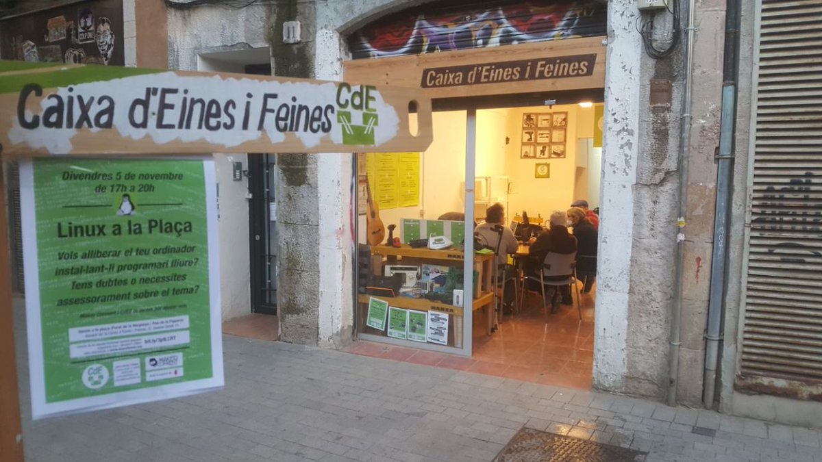 CdEinesiFeines's tweet photo. Com que ara ja fa una mica de fred, del "Linux a la Plaça" n'hem fet un "Linux a la Caixa", i no parem: ara mateix estem alliberant 4 màquines que anaven molt lentes i ara aniran molt més ràpides, i sobre tot són #CodiLliure!
El blanc se'n va directe al préstec de la #CaixadEines https://t.co/2ex8kXMbuY