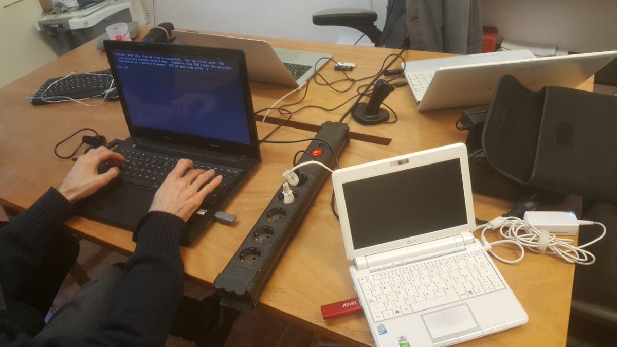 CdEinesiFeines's tweet photo. Com que ara ja fa una mica de fred, del "Linux a la Plaça" n'hem fet un "Linux a la Caixa", i no parem: ara mateix estem alliberant 4 màquines que anaven molt lentes i ara aniran molt més ràpides, i sobre tot són #CodiLliure!
El blanc se'n va directe al préstec de la #CaixadEines https://t.co/2ex8kXMbuY