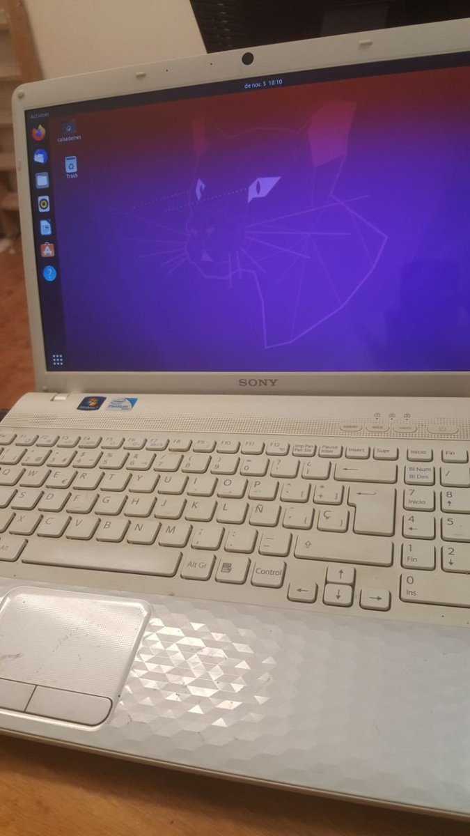 CdEinesiFeines's tweet photo. Com que ara ja fa una mica de fred, del "Linux a la Plaça" n'hem fet un "Linux a la Caixa", i no parem: ara mateix estem alliberant 4 màquines que anaven molt lentes i ara aniran molt més ràpides, i sobre tot són #CodiLliure!
El blanc se'n va directe al préstec de la #CaixadEines https://t.co/2ex8kXMbuY