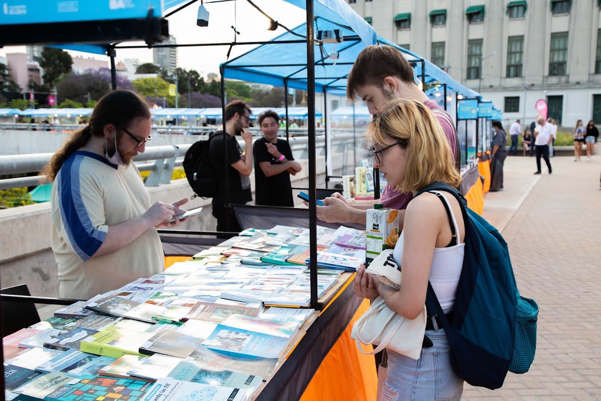eavogadro's tweet photo. ¡Ya podés visitar #FELBA!📚
La Feria de Editoriales y Librerías de Buenos Aires, organizada por el #ÁreaEditorial de #ImpulsoCultural, ya está instalada en Plaza Brasil con más de 60 stands, charlas, talleres y una programación especial sobre cómic y novela gráfica. https://t.co/hzDuvGWw0H
