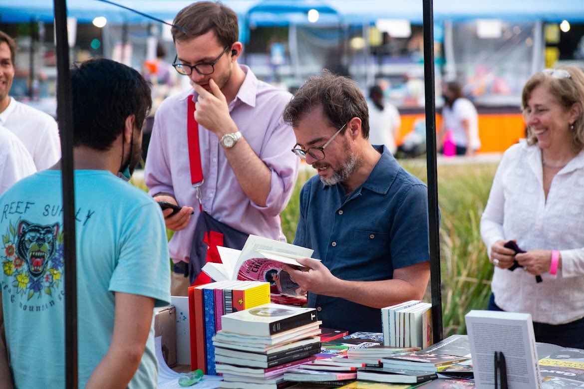 eavogadro's tweet photo. ¡Ya podés visitar #FELBA!📚
La Feria de Editoriales y Librerías de Buenos Aires, organizada por el #ÁreaEditorial de #ImpulsoCultural, ya está instalada en Plaza Brasil con más de 60 stands, charlas, talleres y una programación especial sobre cómic y novela gráfica. https://t.co/hzDuvGWw0H