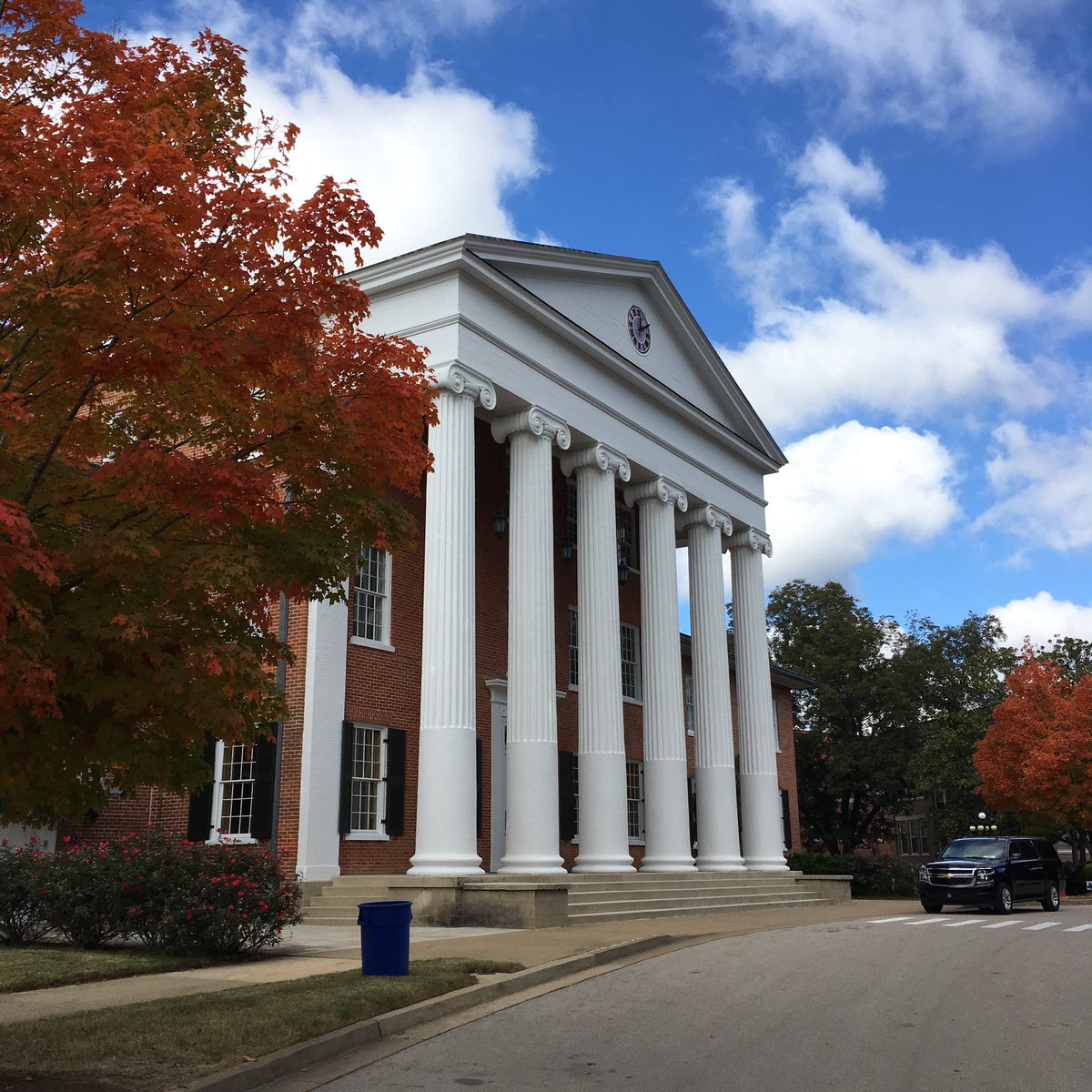 clemo_11's tweet photo. Thanks to @ChemWrg & @EdenTanner for hosting me up at Ole Miss! Great time sharing science & what the Clemons Lab is all about. Time to get out of here before โThe Groveโ explodes tomorrow! #chemtwitter #ClemonsLab https://t.co/ua95PXLdGJ