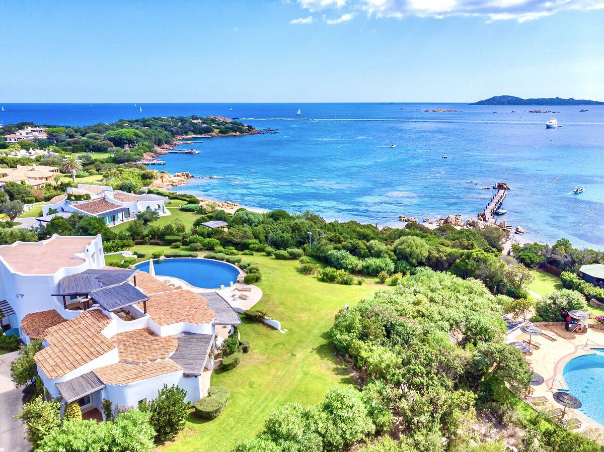 Between crystal clear waters and verdant scented gardens, lies the Hotel Romazzino, a whitewashed luxury structure with 100 keys where you can enjoy one of the most breath-taking landscapes of the Mediterranean.