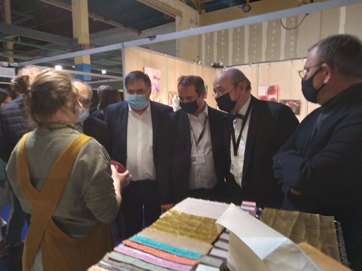 AggloSeineEure's tweet photo. Les élus et partenaires de l'Agglo Seine-Eure visitent #FestivArt et découvrent la diversité des Métiers d'Art https://t.co/HfjCDRWi8p