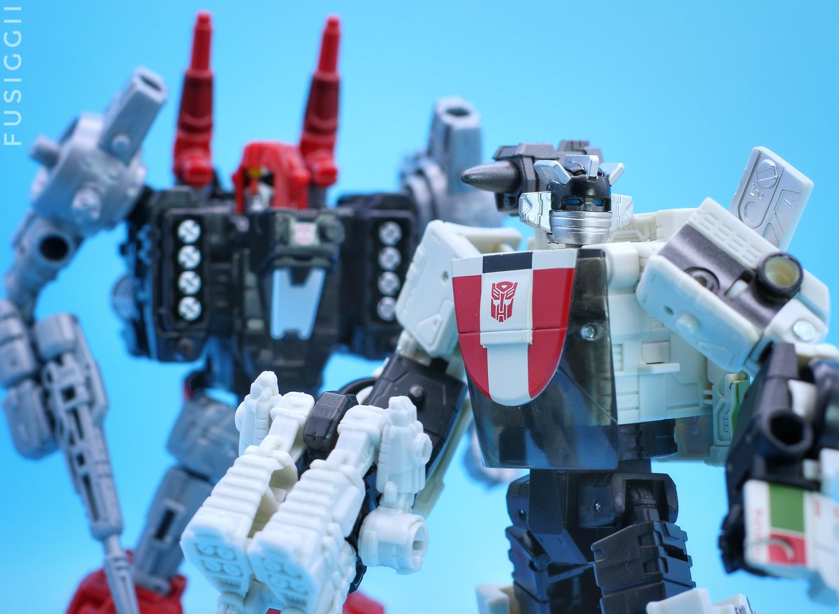 fusiggi's tweet photo. Earthrise Wheeljack and Powerdasher Cromar! #transformers #toyphotography #warforcybertron #transformersselects #hasbrotoys #takaratomytoys https://t.co/mGVB3cVZG6