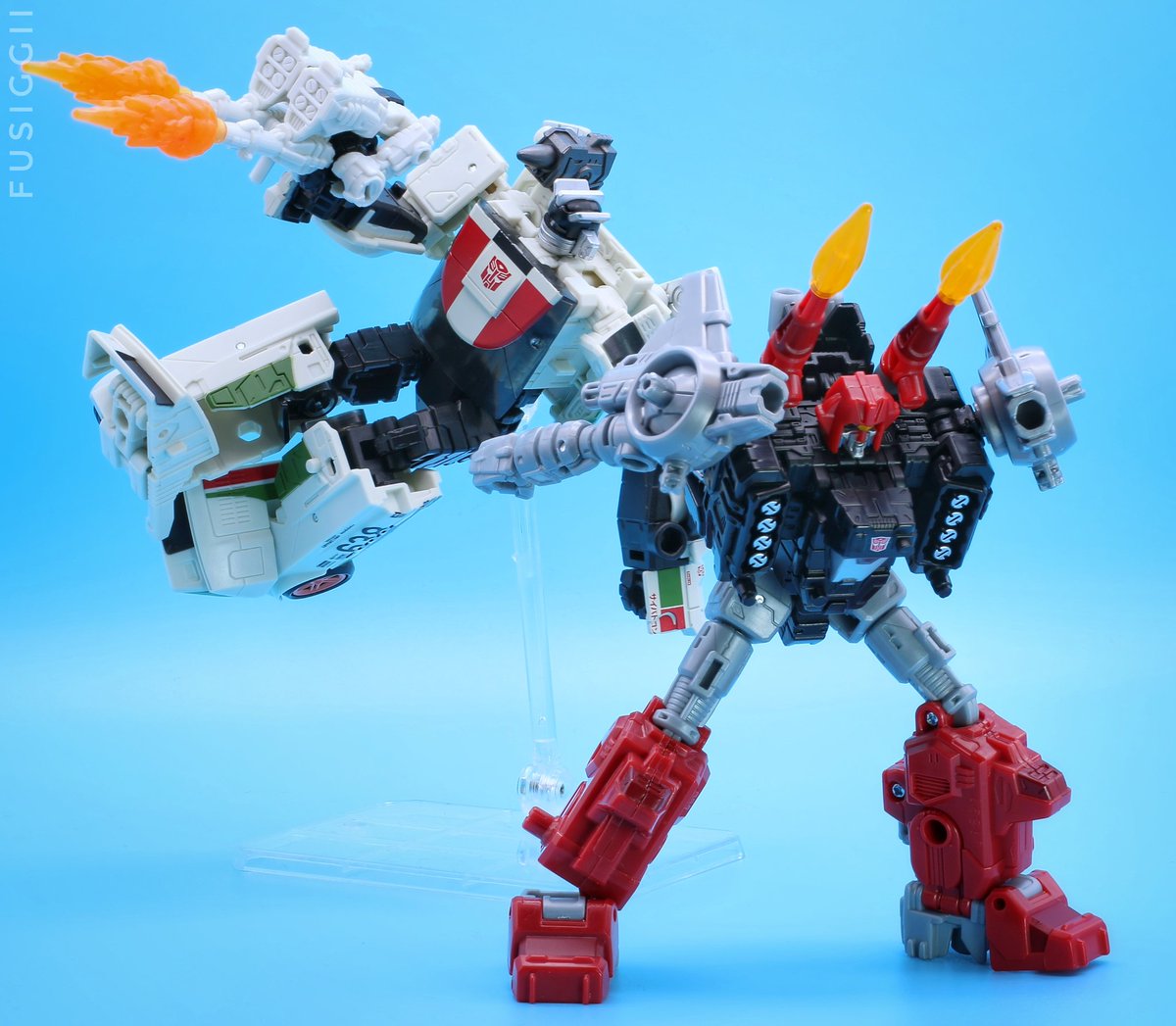 fusiggi's tweet photo. Earthrise Wheeljack and Powerdasher Cromar! #transformers #toyphotography #warforcybertron #transformersselects #hasbrotoys #takaratomytoys https://t.co/mGVB3cVZG6