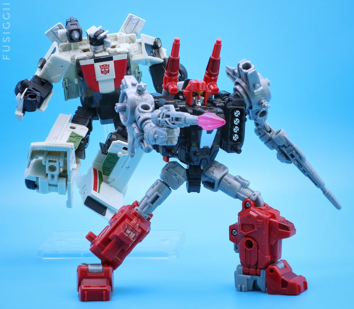 fusiggi's tweet photo. Earthrise Wheeljack and Powerdasher Cromar! #transformers #toyphotography #warforcybertron #transformersselects #hasbrotoys #takaratomytoys https://t.co/mGVB3cVZG6