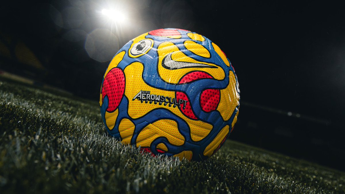 columpio Tomar represalias Decaer Nike Football on Twitter: "Inspired by the footballers who are heroes on  the pitch and off, the new @premierleague Hi-Vis Nike Flight Ball brings  the bright look of superhero comics to winter