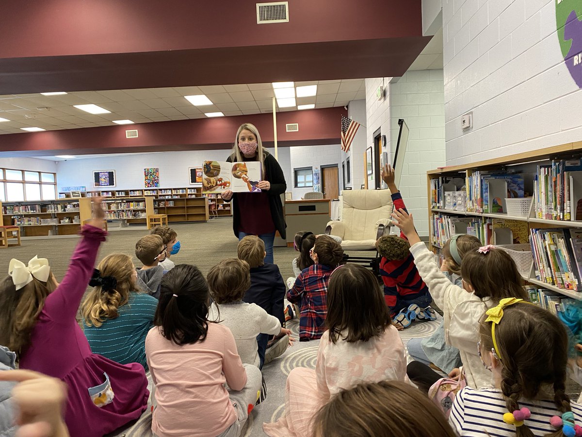 katybusby19's tweet photo. This week in the library 2nd graders made inferences to deepen their understanding of their IB unit on community helpers! #subjectintegration #ibpyp #howweorganizeourselves #tcslearns @TMSElementary https://t.co/sTCzqACNdu