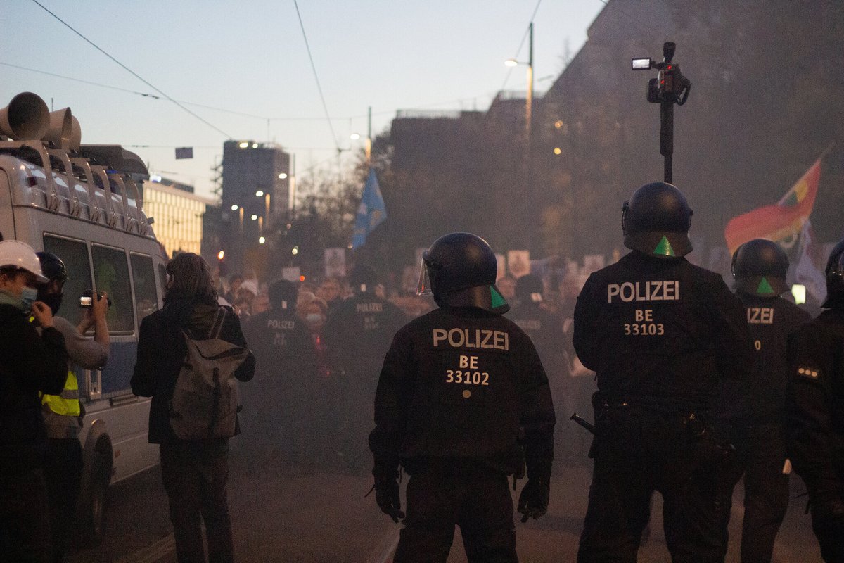 Vor einem Jahr (#le0711) gab die völlig überforderte Polizei auf und Querdenken lief über den Ring. 

Hier findet ihr Bilder des ganzen: flic.kr/s/aHsmS7akmY

Morgen wollen sie es erneut versuchen. 
Lasst es uns verhindern!

#le0611
#QDläuftnicht