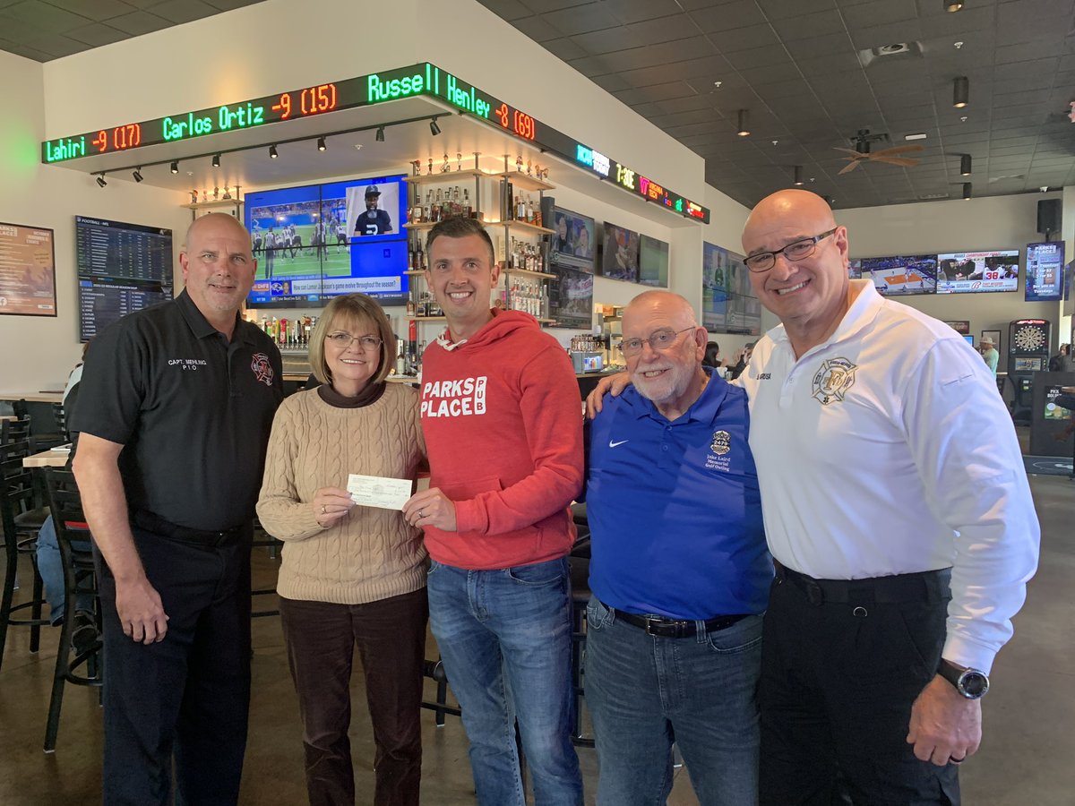 FishersFireDept's tweet photo. Thank you to the @JakeLairdFoundation for donating meals for Fishers Firefighters at @ParksPlacePub. We are honored to share a meal in memory of fallen IMPD officer #JakeLaird who gave his life protecting others in 2004. #NeverForgotten https://t.co/t7sw7lHPWa