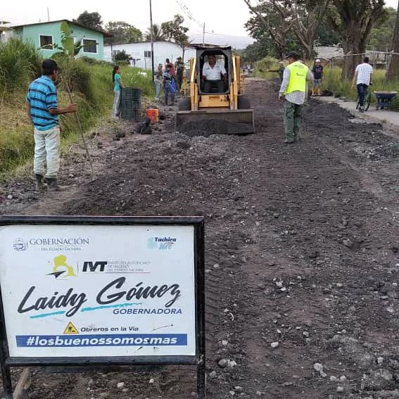 ivt_tachira's tweet photo. Acción del @gobiernotachira desplegada en comunidad de La Ahumada Mcpio Junín,con asfaltado bajo la coordinación del Gabinete de Infraestructura #IVT #CORPOINTA y #CAIMTA.
Junto a la Gob @LaidyGómez_1 se continúa avanzando en la recuperación de calles que así lo requieren https://t.co/GWbDXNQdy8