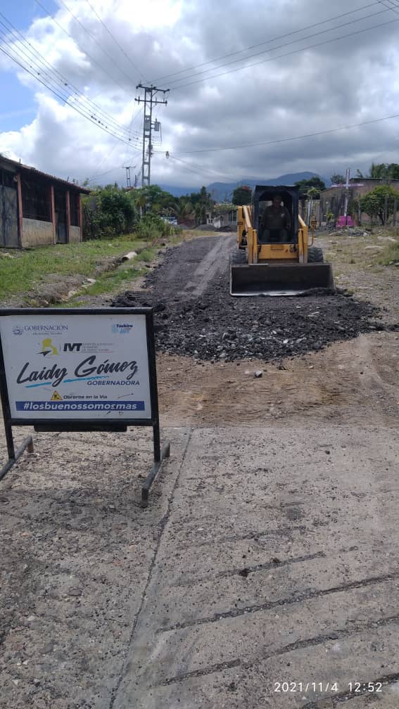 ivt_tachira's tweet photo. Acción del @gobiernotachira desplegada en comunidad de La Ahumada Mcpio Junín,con asfaltado bajo la coordinación del Gabinete de Infraestructura #IVT #CORPOINTA y #CAIMTA.
Junto a la Gob @LaidyGómez_1 se continúa avanzando en la recuperación de calles que así lo requieren https://t.co/GWbDXNQdy8