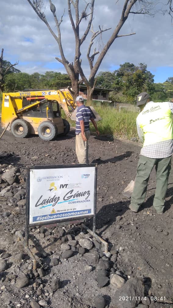 ivt_tachira's tweet photo. Acción del @gobiernotachira desplegada en comunidad de La Ahumada Mcpio Junín,con asfaltado bajo la coordinación del Gabinete de Infraestructura #IVT #CORPOINTA y #CAIMTA.
Junto a la Gob @LaidyGómez_1 se continúa avanzando en la recuperación de calles que así lo requieren https://t.co/GWbDXNQdy8