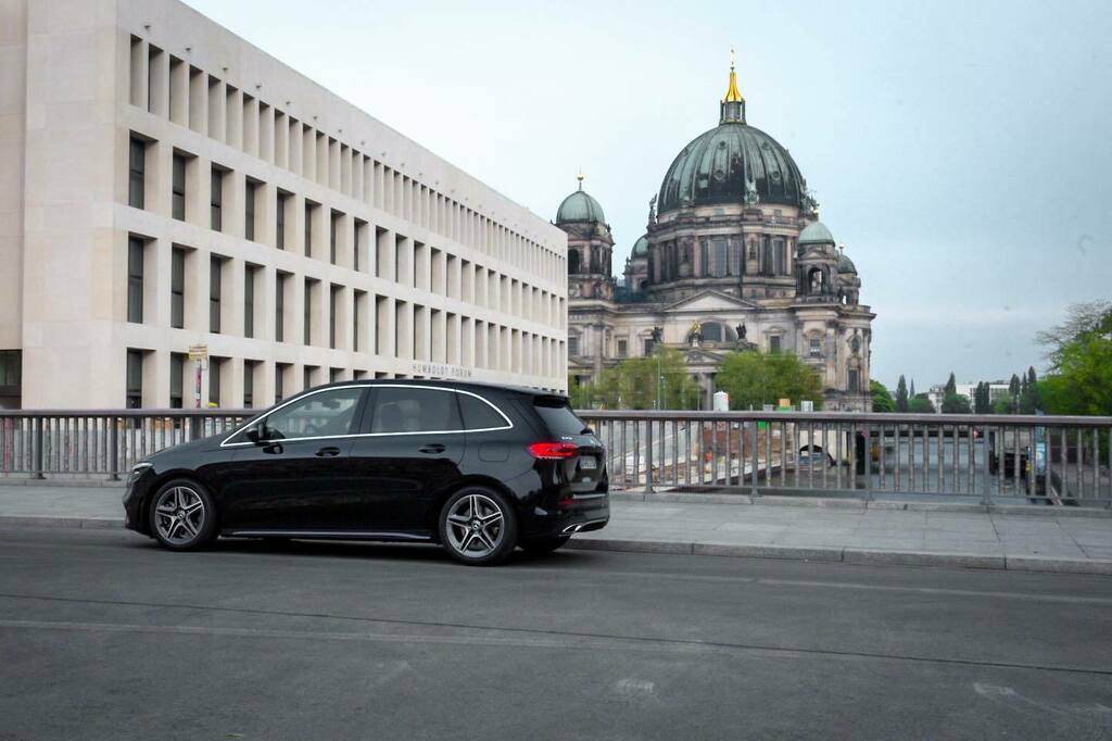 RicciSpeckels's tweet photo. A Klasse - BERLIN #mbberlin #mbsocialcar #carkiez #carshooting #berlinkiezlife #kiez @mercedesbenz @mercedesbenz_de @mercedesbenzberlin #mbfanphoto #mbfanfoto #mbfamily #mbfan #friendsofbenz #videographer #videograf #videografer https://t.co/mUO1xfFqFV
