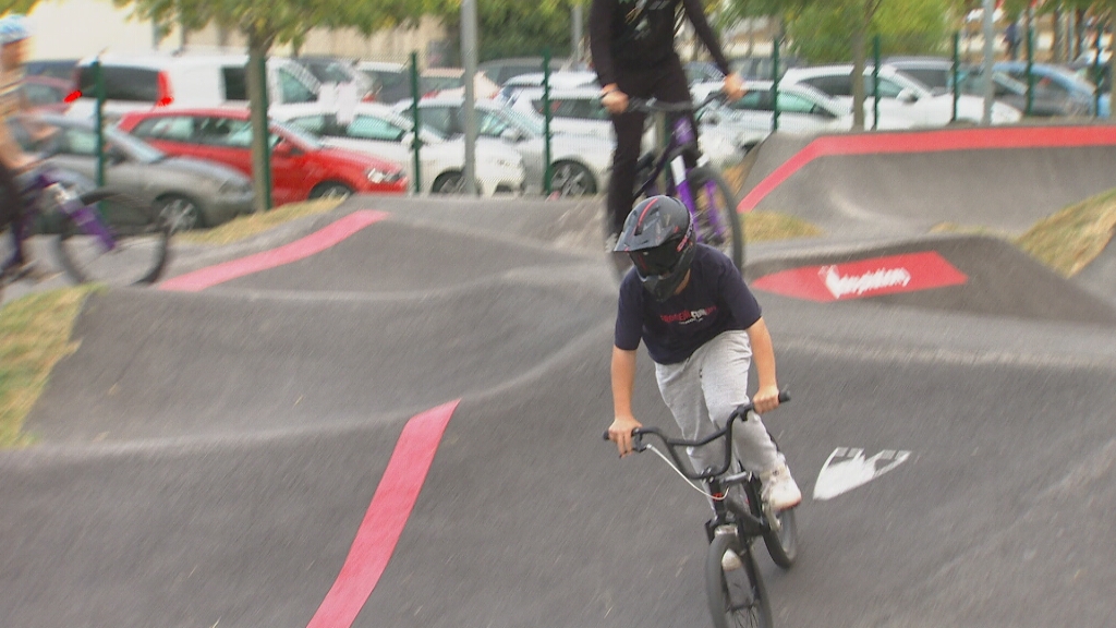 3CatInfo's tweet photo. Un "pump track" com a eina educativa a Salt: cohesió social sobre dues rodes https://t.co/eri2ChtPLg https://t.co/ar5wKkizXV